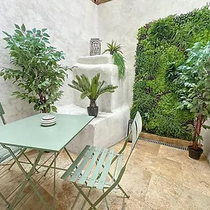 Le Petit Patio Apartment
